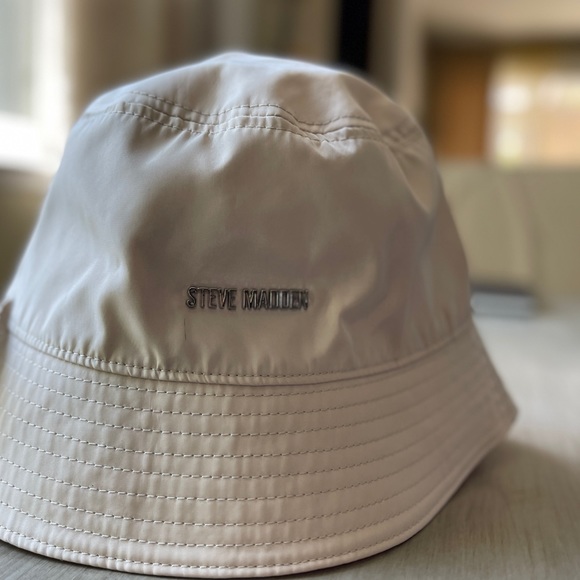 STEVE MADDEN Satin Lined Nylon Bucket Hat w Logo and stitching Beige - Picture 2 of 10